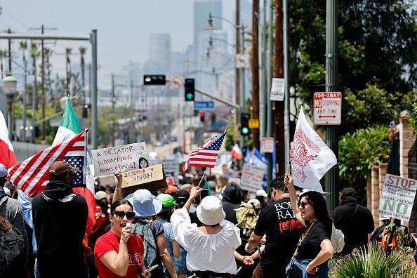 Manifestantes contra las redadas de inmigración marchan hacia el centro de Los Ángeles el domingo.