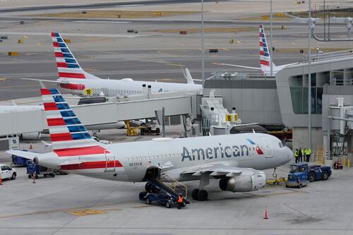 American Airlines eleva tarifas por registrar equipaje