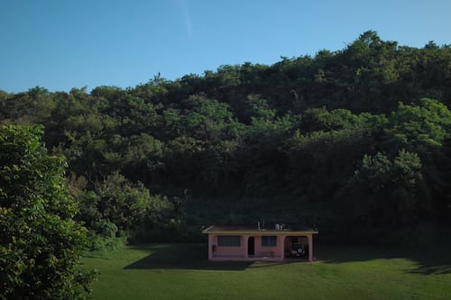 Revelan nuevos detalles sobre demanda por la casita utilizada por Bad Bunny en Humacao