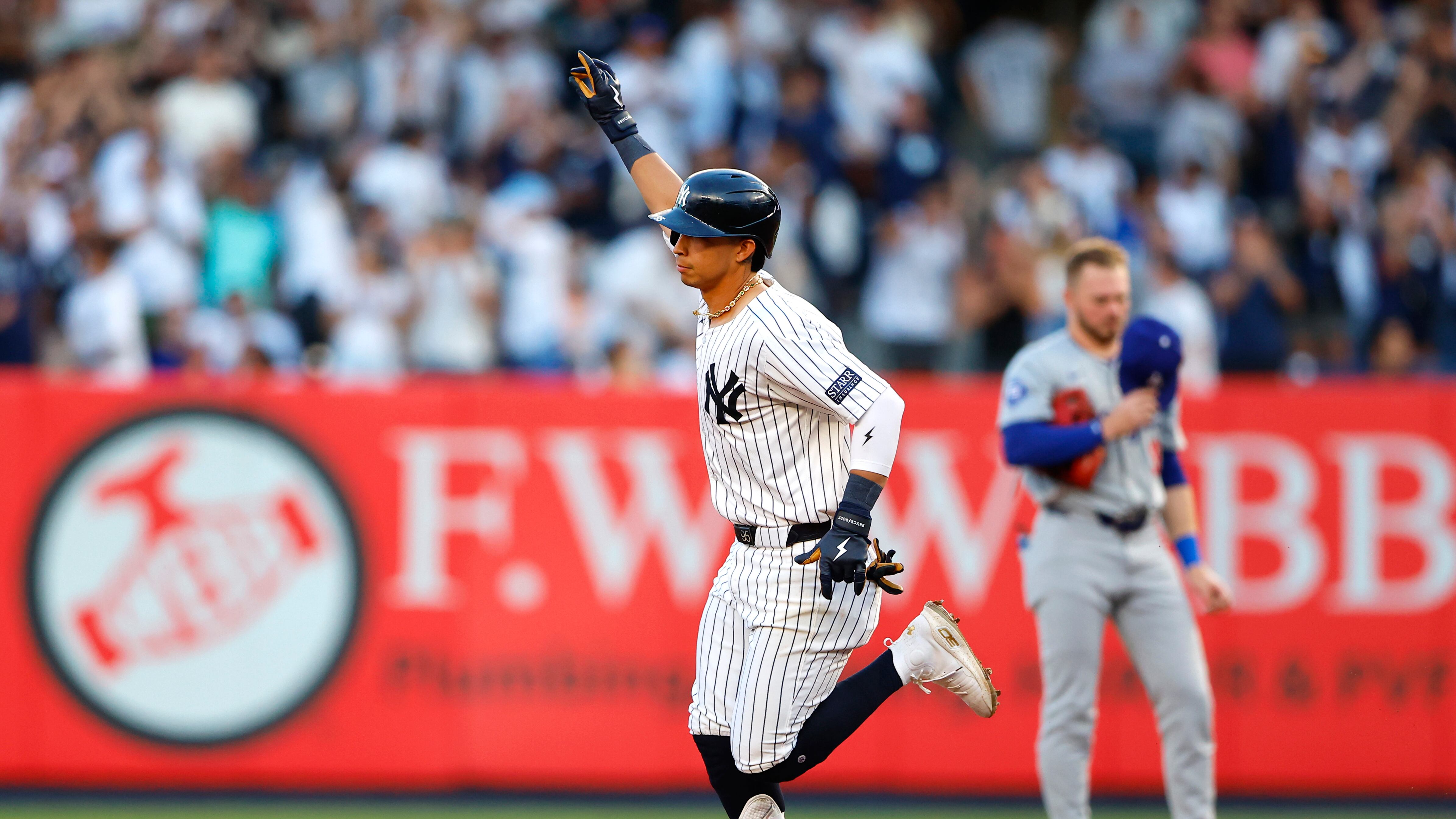 El venezolano de los Yankees de Nueva York, Oswaldo Cabrera recorre las bases tras conectar un cuadrangular ante los Dodgers de Los Ángeles durante la tercera entrada del juego de béisbol, el domingo 9 de junio de 2024, en Nueva York. (AP Foto/Noah K. Murray)