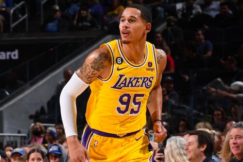 Juan Toscano deja los Lakers para jugar con Jazz