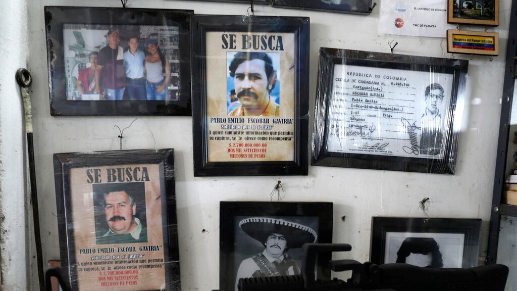 ARCHIVO - Imágenes enmarcadas del fallecido narcotraficante Pablo Escobar se exhiben a la venta en una tienda de souvenirs en Doradal, Colombia, el 5 de febrero de 2021. Escobar fue asesinado el 2 de diciembre de 1993 en un tiroteo en una azotea con la policía. (Foto AP/Fernando Vergara, Archivo)
