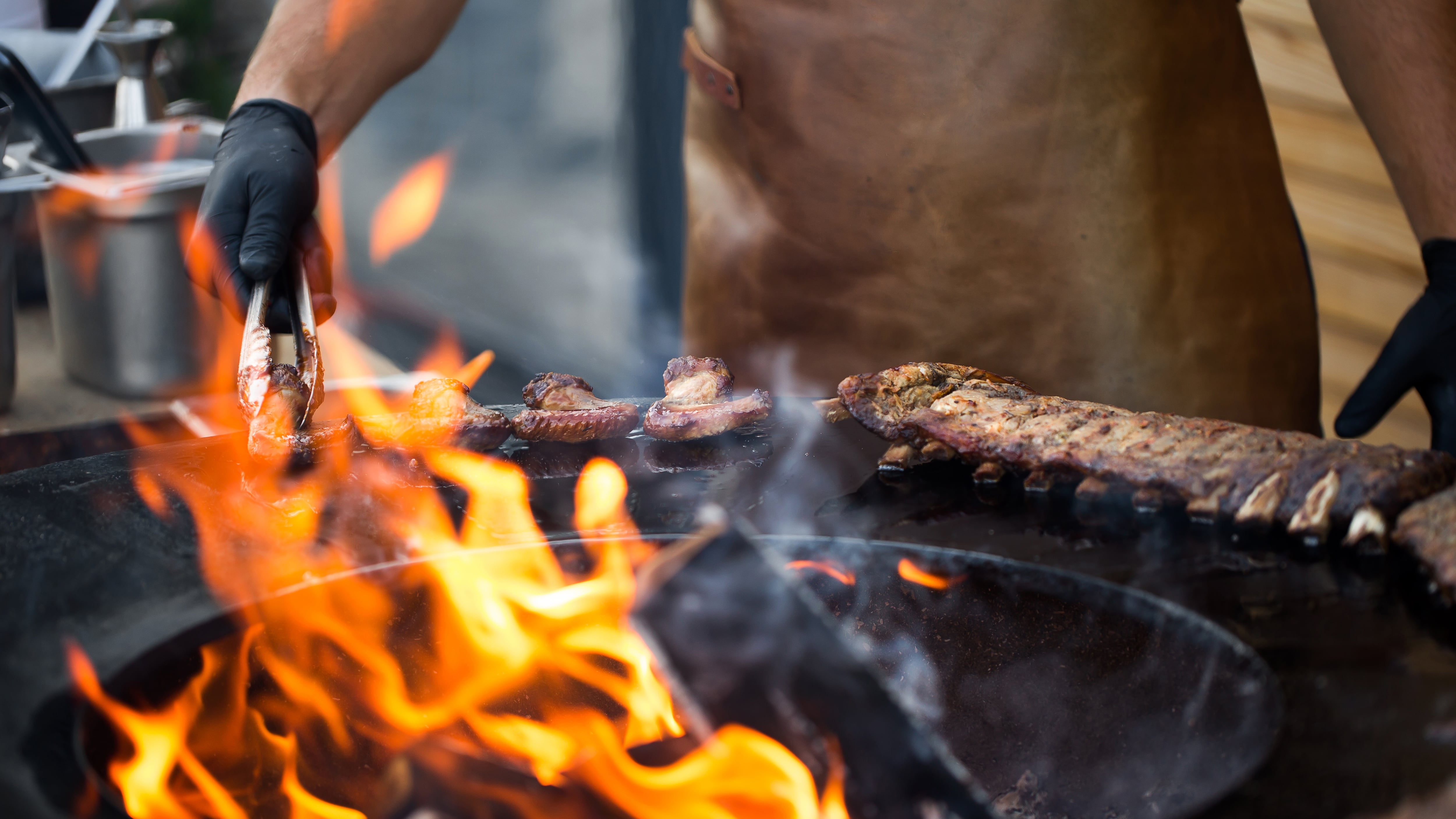 Costillas de cerdo a la parrilla con salsa barbacoa a la parrilla. Comida callejera del festival