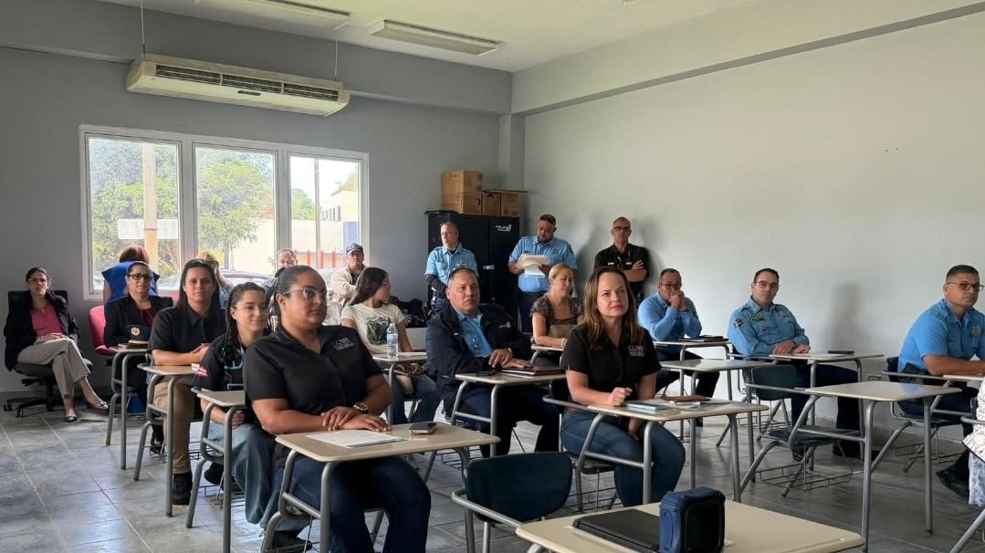 Policía durante de Taller de Mediación y Conflictos