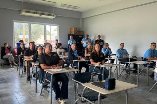 Agentes de la Policía, entre otros, reciben Taller de Mediación y Conflictos