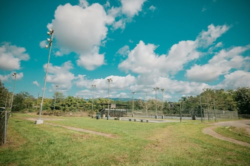 Alcalde de San Germán anuncia renovación de instalaciones deportivas