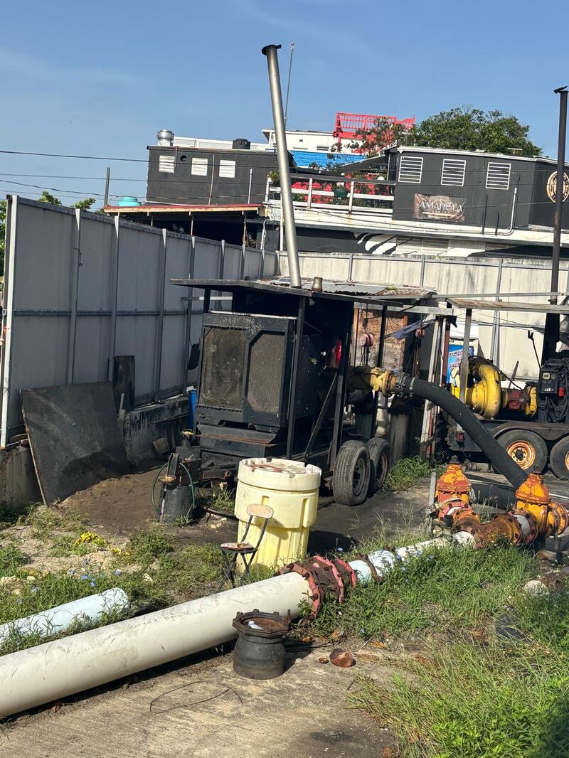 Una planta eléctrica permanece prendida diariamente para bombear las aguas sanitarias.

Foto por Wilma Maldonado Arrigoitía | Centro de Periodismo Investigativo