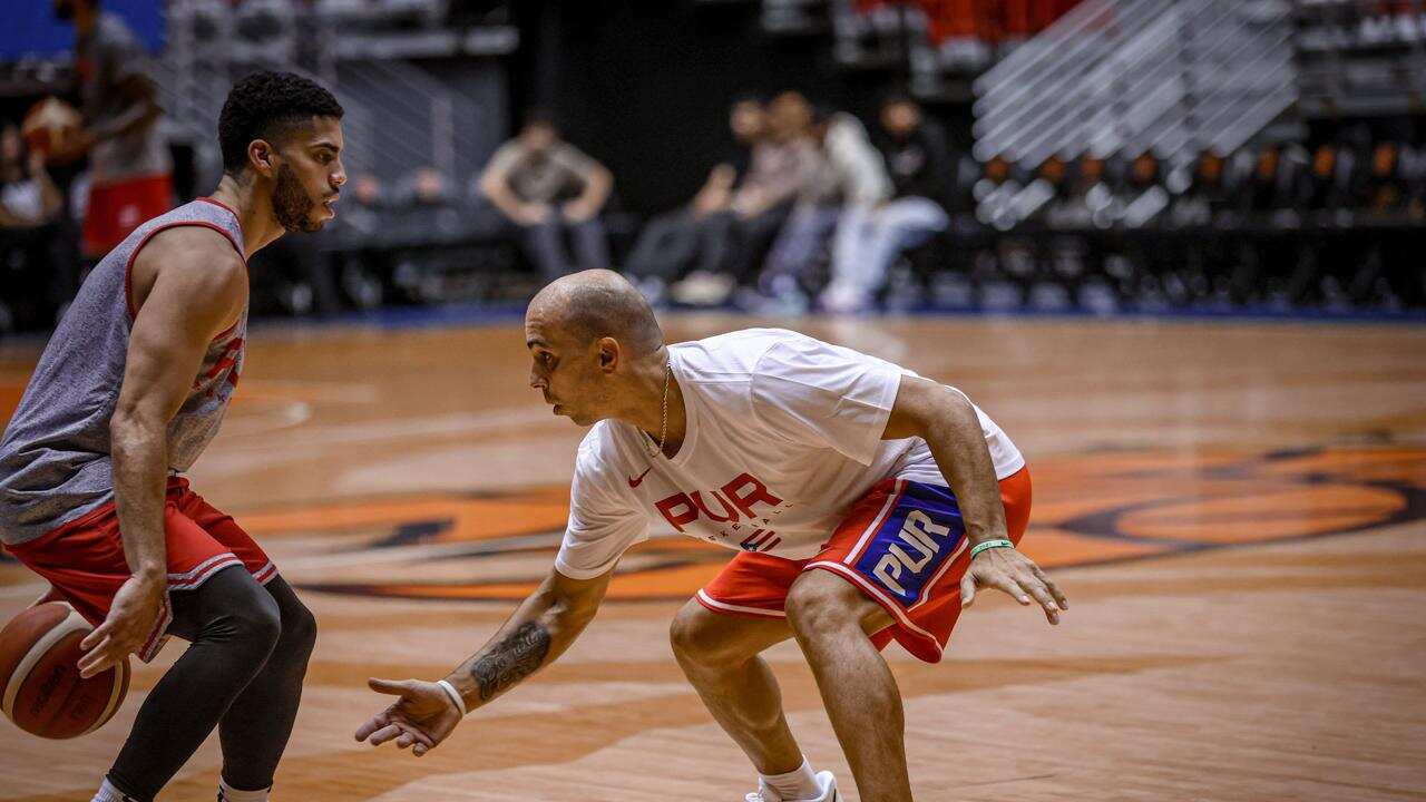 El gerente general de la selección nacional en la práctica del equipo en el Coliseo Roberto Clemente.
