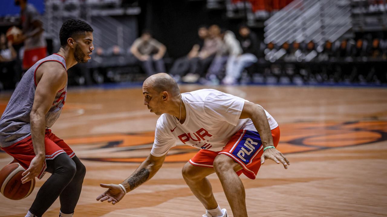 El gerente general de la selección nacional en la práctica del equipo en el Coliseo Roberto Clemente.