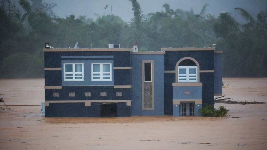 Una residencia quedó sumergida en las inundaciones causadas por el huracán Fiona en Cayey, Puerto Rico, el domingo 18 de septiembre de 2022. Según las autoridades, tres personas estaban dentro de la casa y se informó que fueron rescatadas.