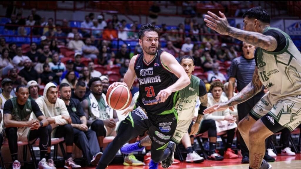Santeros de Aguada vs Indios de Mayagüez.