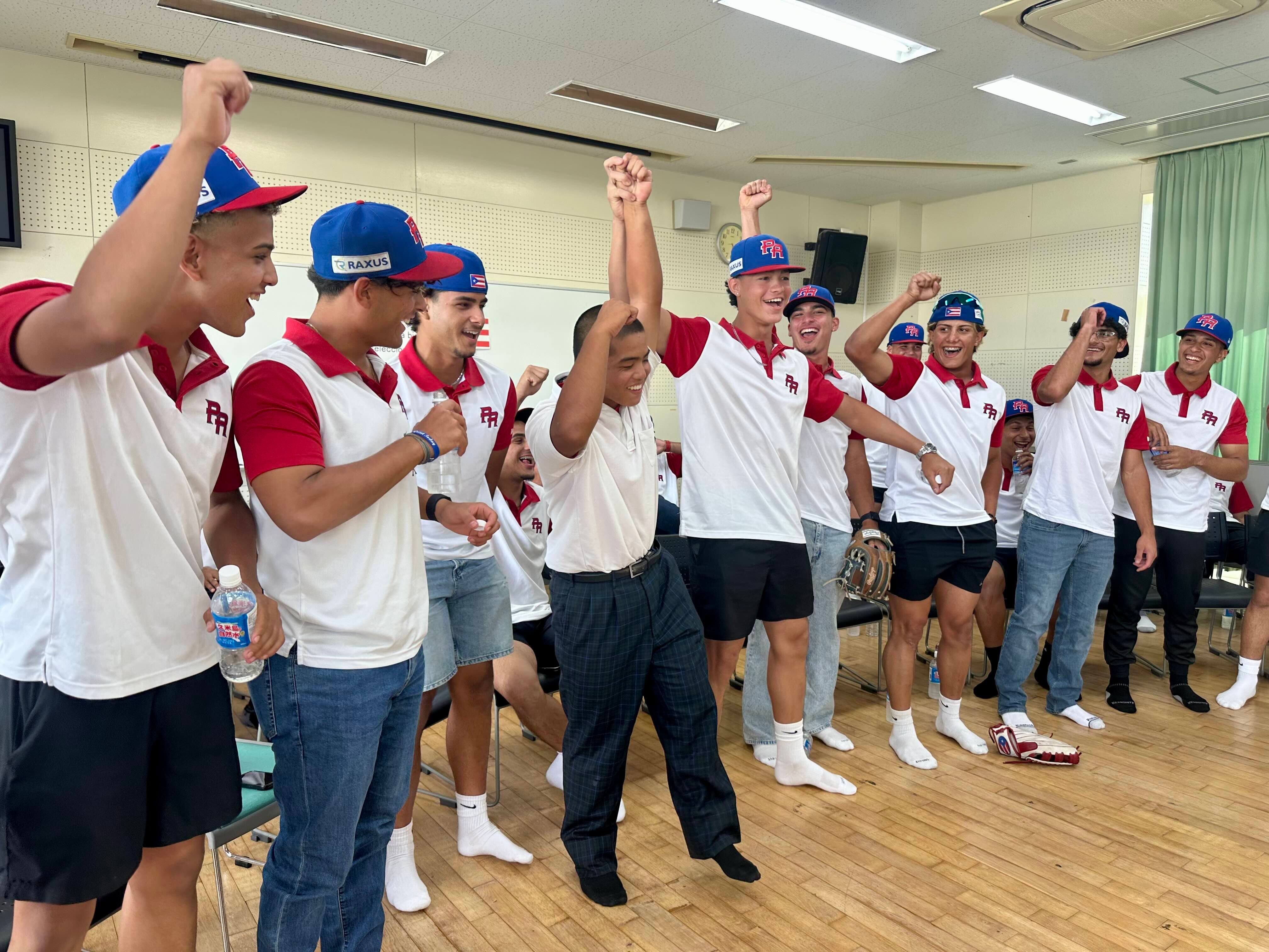 Equipo Sub 18 de Puerto Rico visita escuela en Okinawa.
