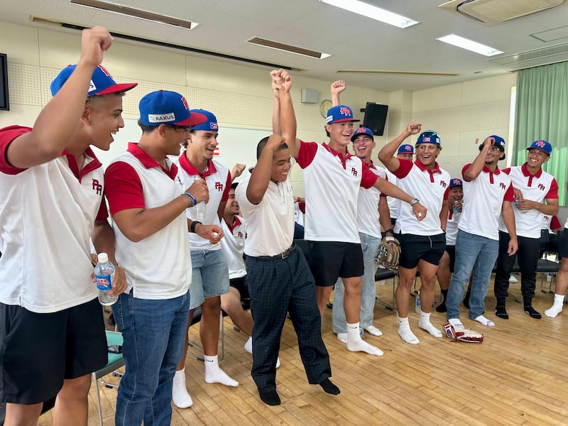 Equipo Sub 18 de Puerto Rico visita escuela en Okinawa.