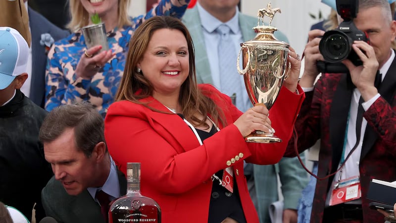 Cherie DeVaux, entrenadora de Golden Tempo, celebra con el trofeo en el círculo de ganadores tras la 152.ª edición del Derby de Kentucky, celebrada el sábado en Churchill Downs, Louisville. (Michael Reaves/Getty Images)