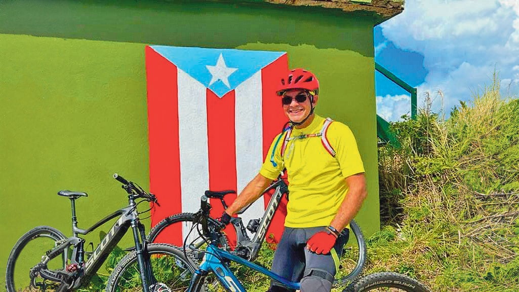 Roberto Cortés, meteorólogo reconocido, quien practica ciclismo