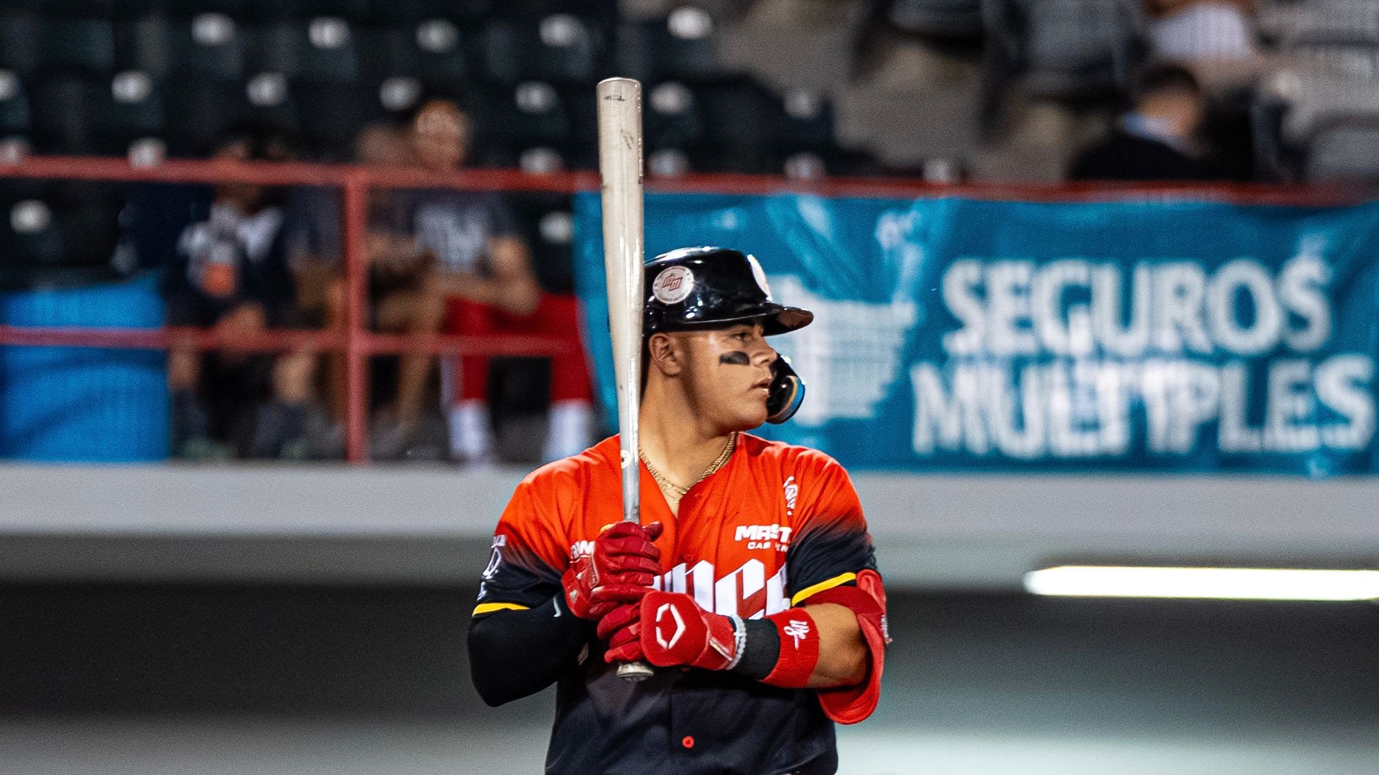 Sammy Hernández tuvo una noche perfecta con el madero al irse de 3-3, conectando dos dobles, recibió dos bases por bolas, impulsó una carrera, anotó una y se robó una base.