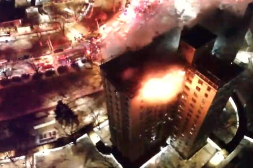 Incendio en edificio residencial deja un muerto y 14 heridos en New York