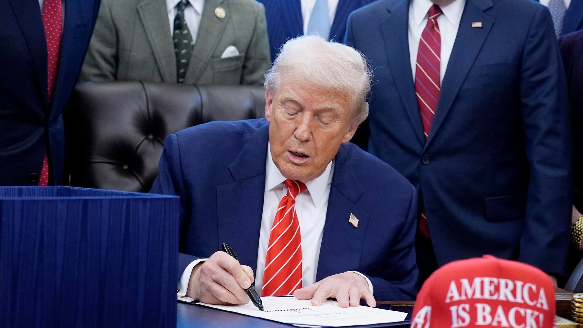 Trump firma la ley para reabrir el Gobierno de EE.UU.