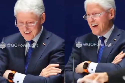 Bill Clinton genera indignación al sonreír mientras ve las fotos del caso de Jeffrey Epstein