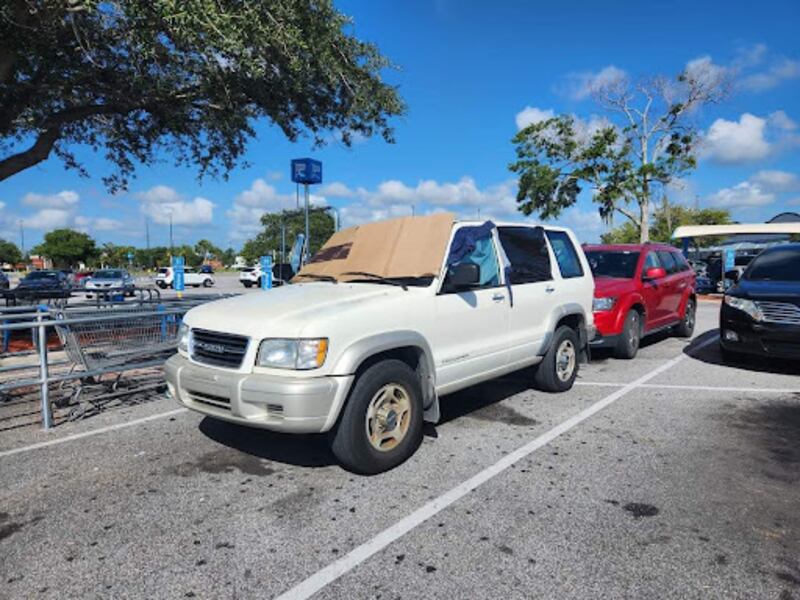 En ocasiones, puertorriqueños han tenido que hacer de sus autos un lugar para dormir, como este caso de un boricua en el estacionamiento de un Walmart en Orlando.