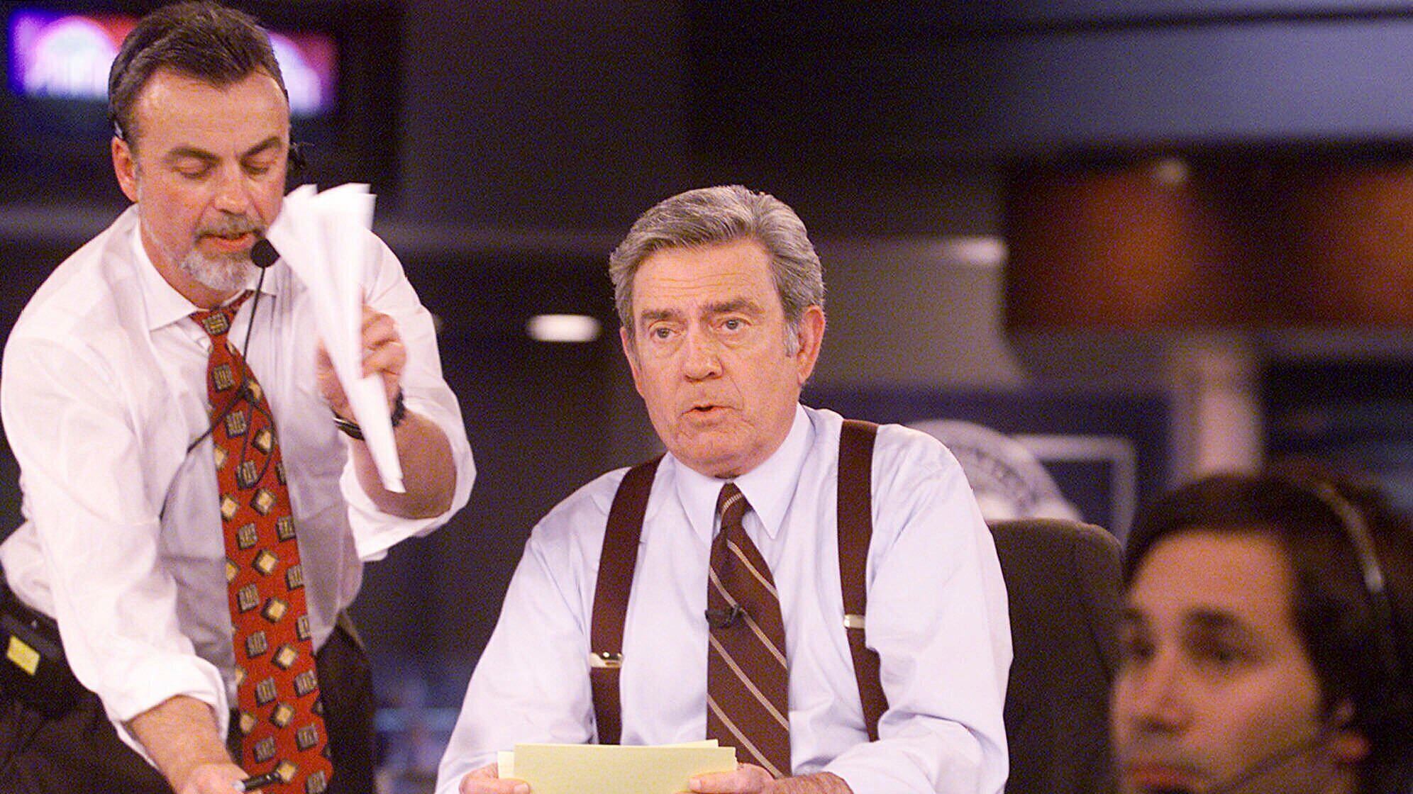 El presentador de CBS News, Dan Rather, lee tarjetas de referencia durante un ensayo general de la cobertura de la noche de las elecciones de 2000 de CBS News el 3 de noviembre de 2000 en Nueva York. (Foto AP/Mark Lennihan, Archivo)