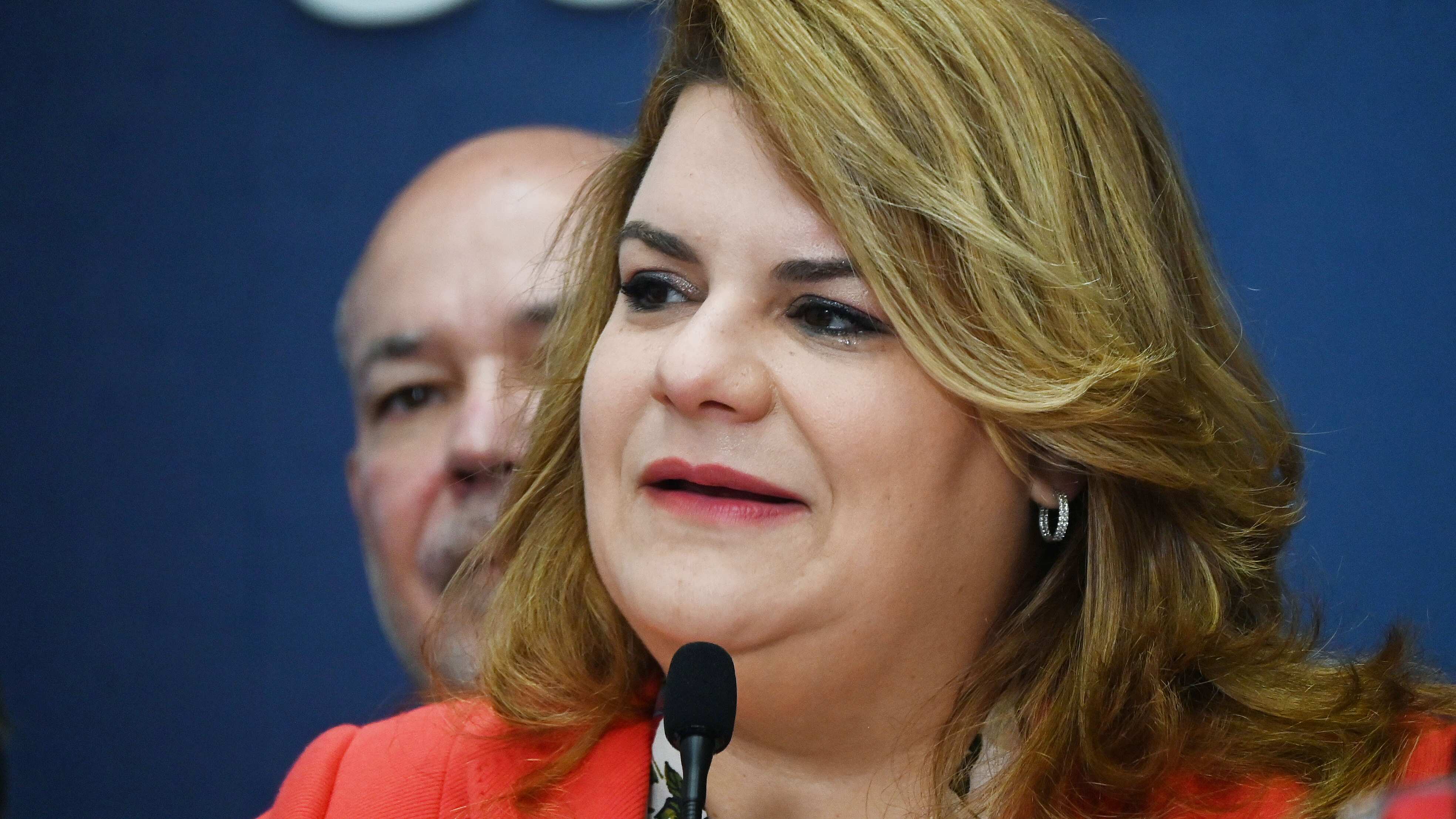La gobernadora de Puerto Rico, Jenniffer González Colón, firma la Ley 115-2025 para facultar a la Oficina para el Desarrollo Socioeconómico y Comunitario de Puerto Rico (ODSEC) a emitir certificaciones que aceleren la inscripción y transferencia de títulos de propiedad en proyectos del Fideicomiso Perpetuo para las Comunidades Especiales.