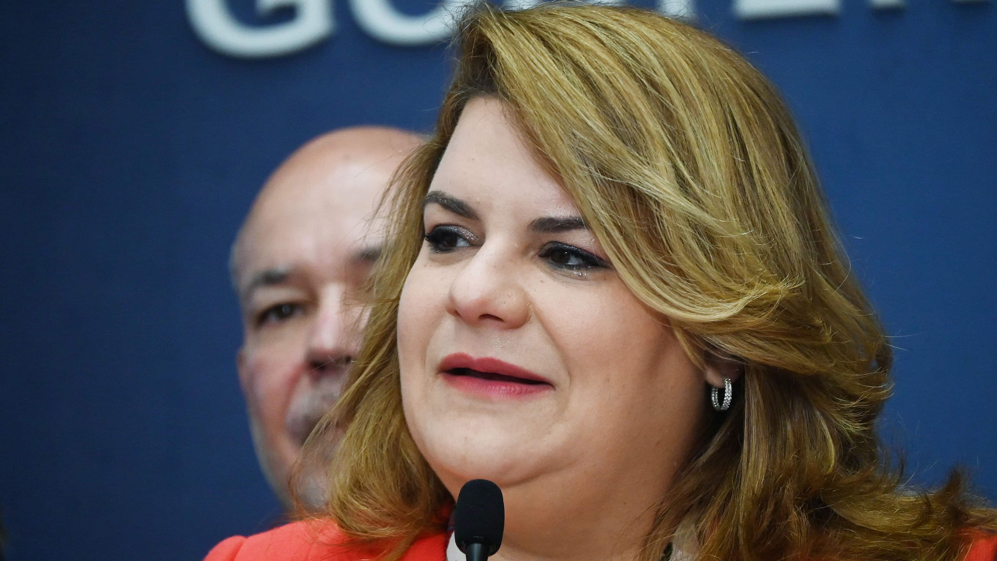 La gobernadora de Puerto Rico, Jenniffer González Colón, firma la Ley 115-2025 para facultar a la Oficina para el Desarrollo Socioeconómico y Comunitario de Puerto Rico (ODSEC) a emitir certificaciones que aceleren la inscripción y transferencia de títulos de propiedad en proyectos del Fideicomiso Perpetuo para las Comunidades Especiales.