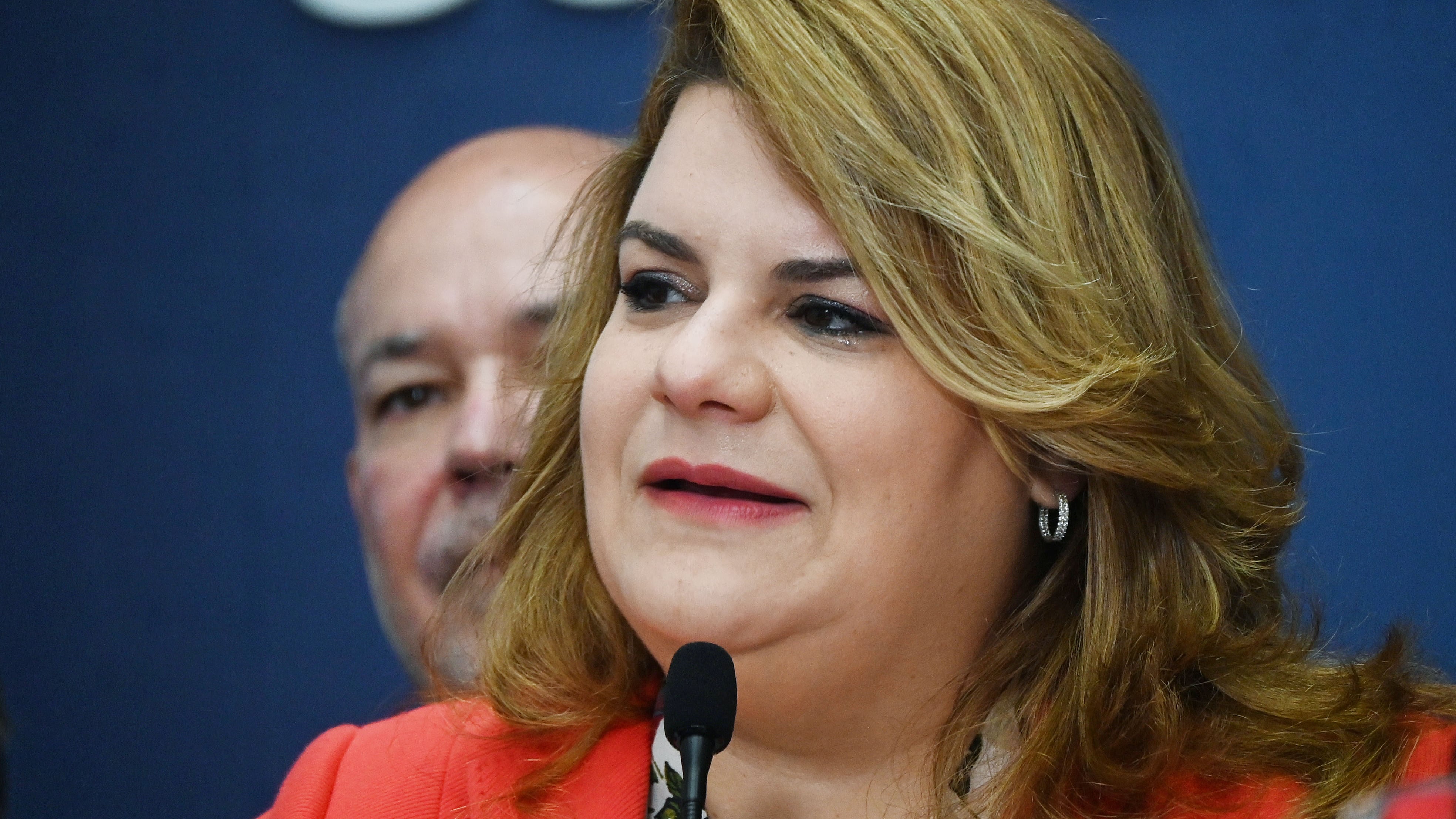 La gobernadora de Puerto Rico, Jenniffer González Colón, firma la Ley 115-2025 para facultar a la Oficina para el Desarrollo Socioeconómico y Comunitario de Puerto Rico (ODSEC) a emitir certificaciones que aceleren la inscripción y transferencia de títulos de propiedad en proyectos del Fideicomiso Perpetuo para las Comunidades Especiales.