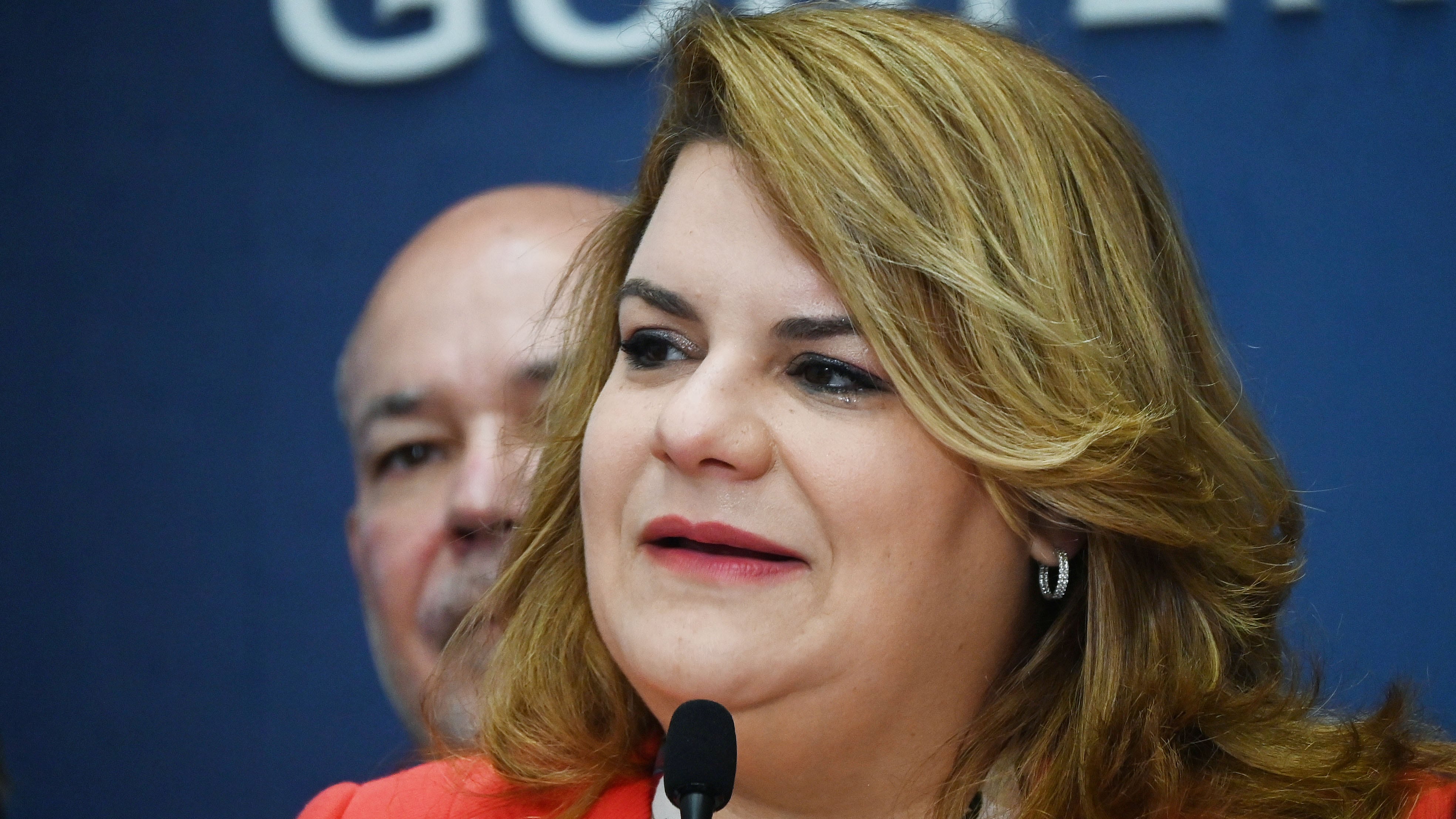 La gobernadora de Puerto Rico, Jenniffer González Colón, firma la Ley 115-2025 para facultar a la Oficina para el Desarrollo Socioeconómico y Comunitario de Puerto Rico (ODSEC) a emitir certificaciones que aceleren la inscripción y transferencia de títulos de propiedad en proyectos del Fideicomiso Perpetuo para las Comunidades Especiales.