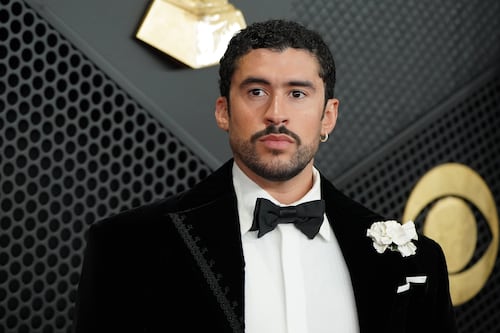 “Añadiste $400 millones a la economía de Puerto Rico”: Trevor Noah celebra el impacto de Bad Bunny durante los Grammy