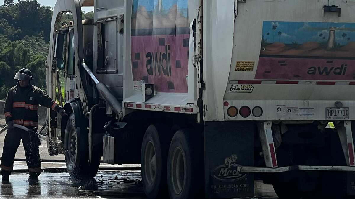 Camión de basura incendiado en el expreso 22 de Barceloneta.