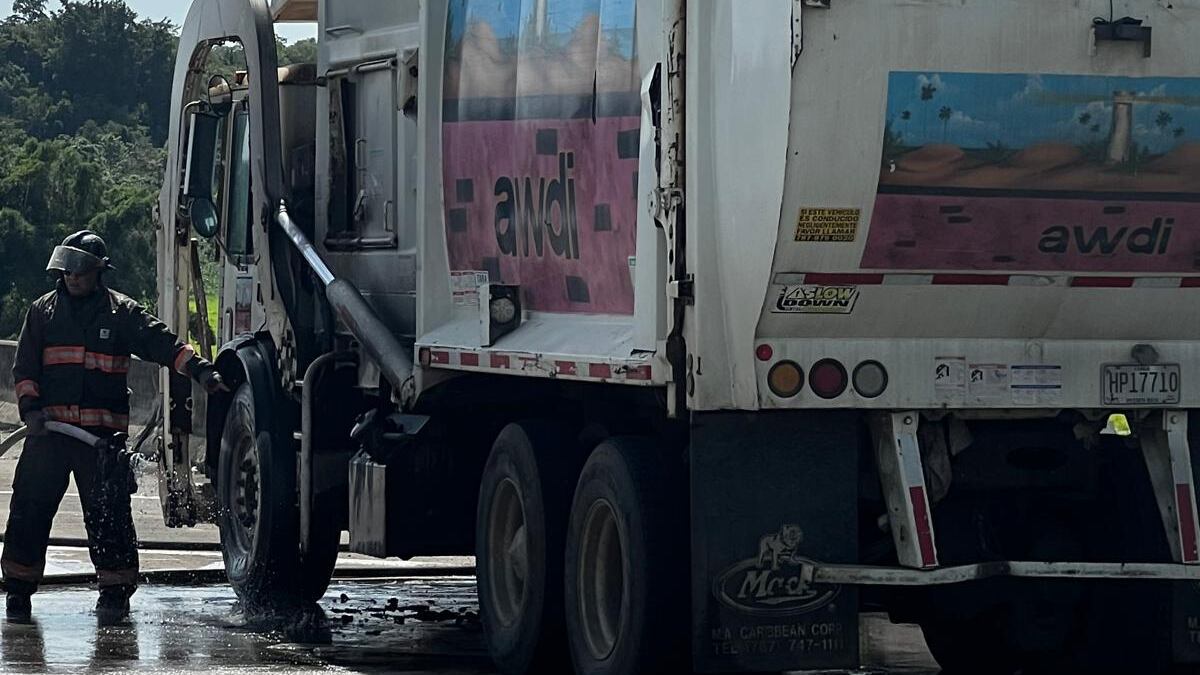 Camión de basura incendiado en el expreso 22 de Barceloneta.