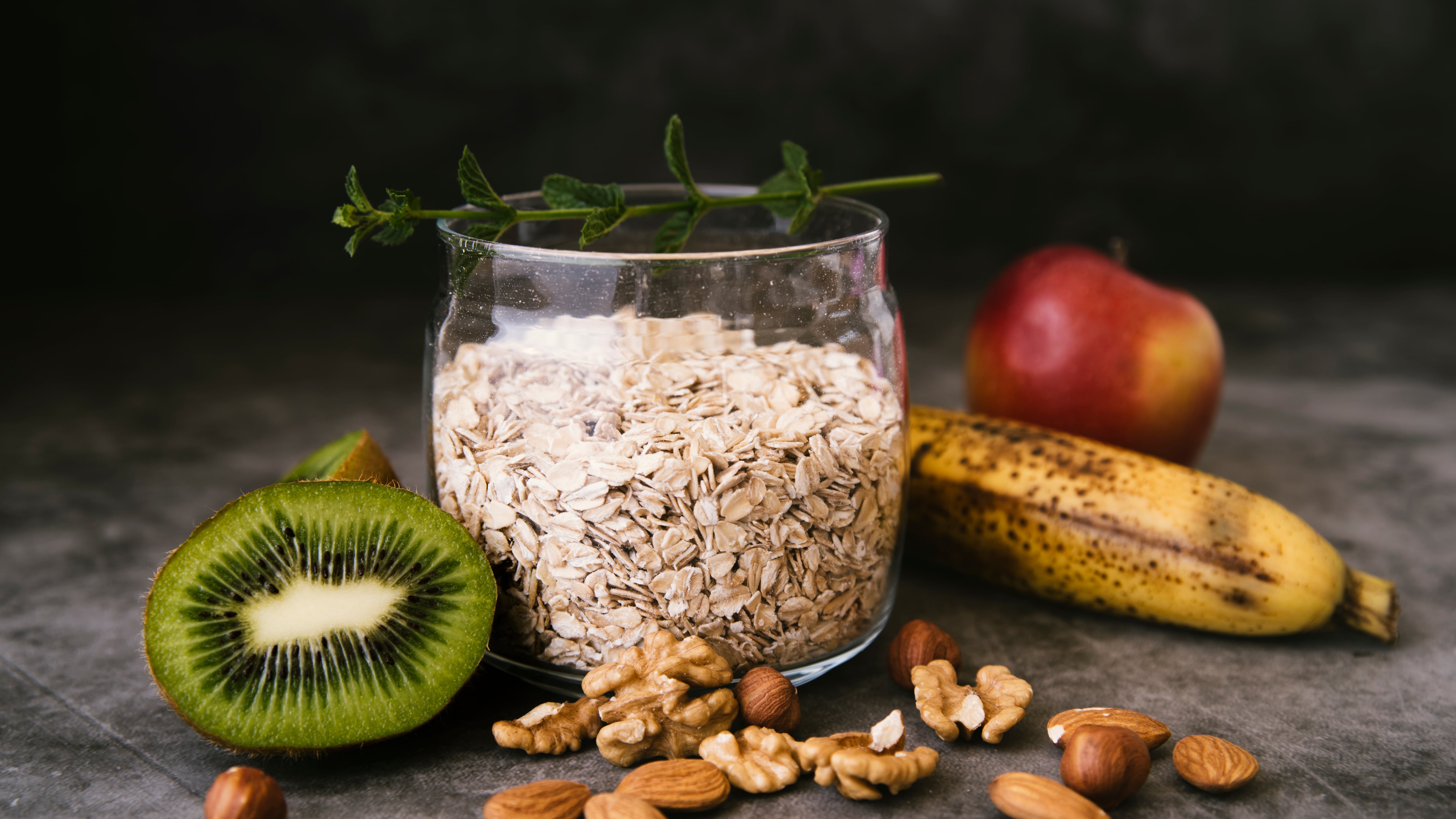 Aumentar el consumo de fibra es uno de los cambios dietéticos más efectivos para la salud cognitiva, de acuerdo con varios estudios recientes que indican que una dieta rica en fibra puede tener beneficios tanto para el cuerpo como para el cerebro. Foto: Freepik.