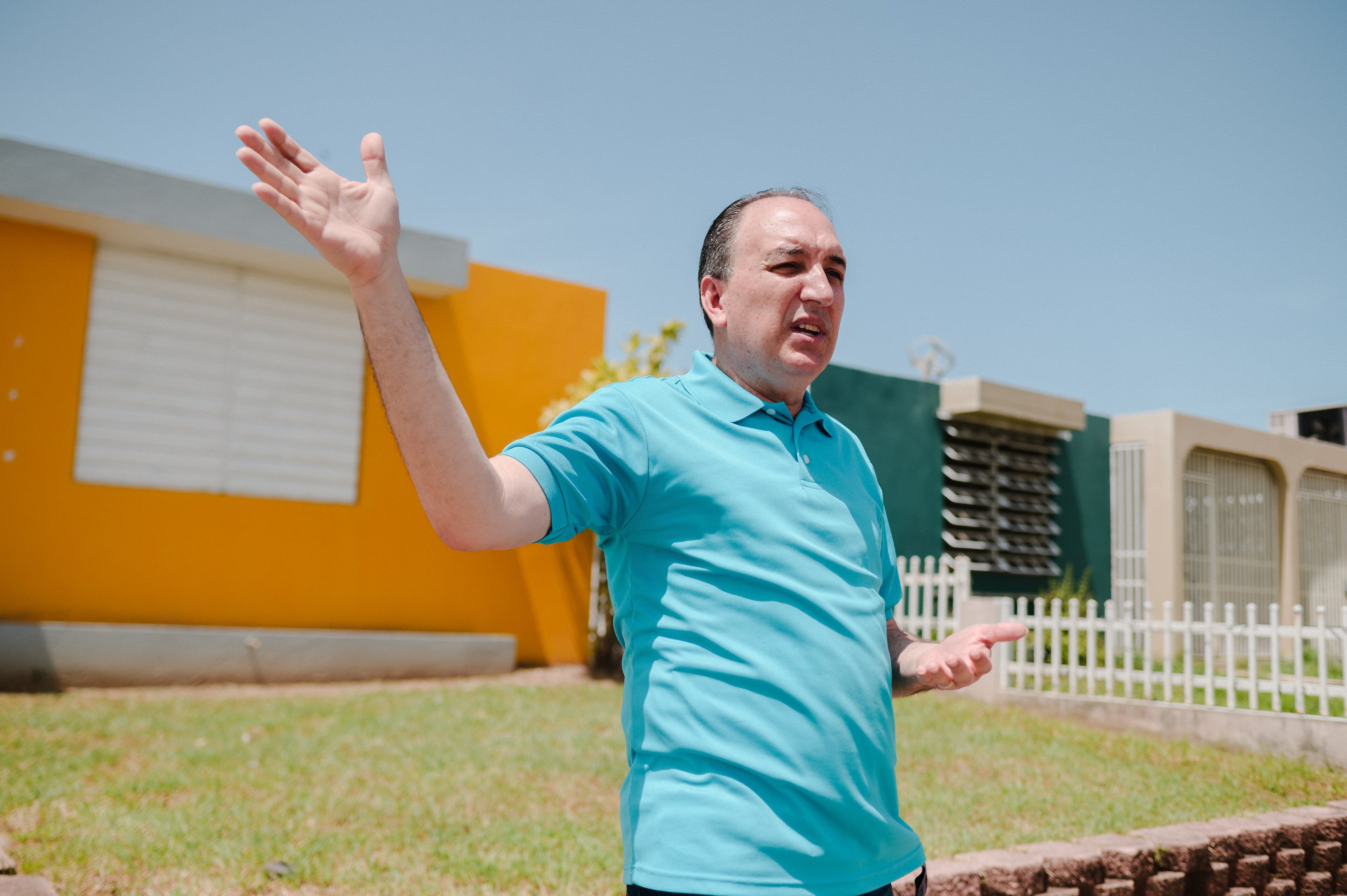 12 de julio de 2024. Salinas, PR. Retrato del activista ambientalVíctor Alvarado en una calle de Hacienda La Margarita. (Foto por Esteban G. Morales Neris | Centro de Periodismo Investigativo/Grist)