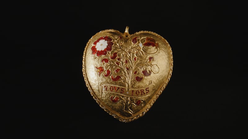 El Museo Británico anunció este martes la adquisición del 'Corazón Tudor', un colgante de oro del siglo XVI símbolo del vínculo entre Enrique VIII y su primera esposa, Catalina de Aragón, tras reunir los 3,5 millones de libras (4 millones de euros) necesarios para incorporarlo a su colección permanente. La joya, un medallón en forma de corazón de oro macizo de 24 quilates, constituye uno de los escasos objetos que celebran la relación entre Enrique VIII, monarca de la dinastía Tudor, y la española Catalina de Aragón, viuda de su hermano Arturo, la esposa más duradera del rey inglés, con 24 años de matrimonio.- EFE/ British