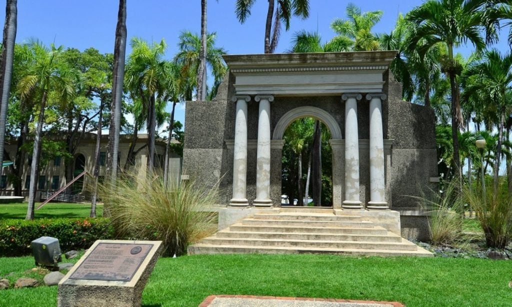 Portón le cae encima a estudiante en el RUM