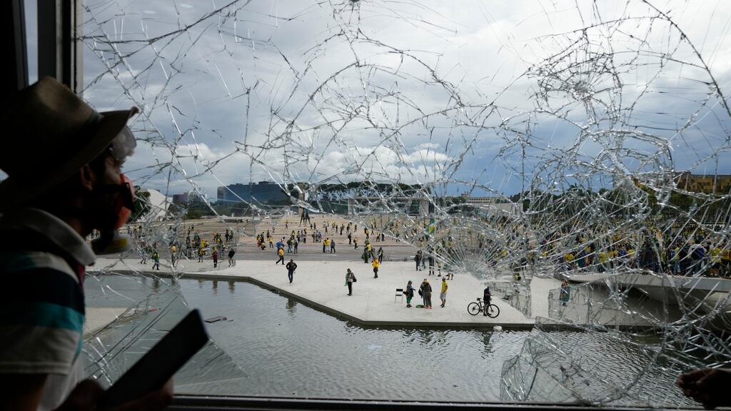 Una escena, vista desde el Palacio de Planalto, de los disturbios el 8 de enero de 2023 en Brasilia (Foto AP/Eraldo Peres)