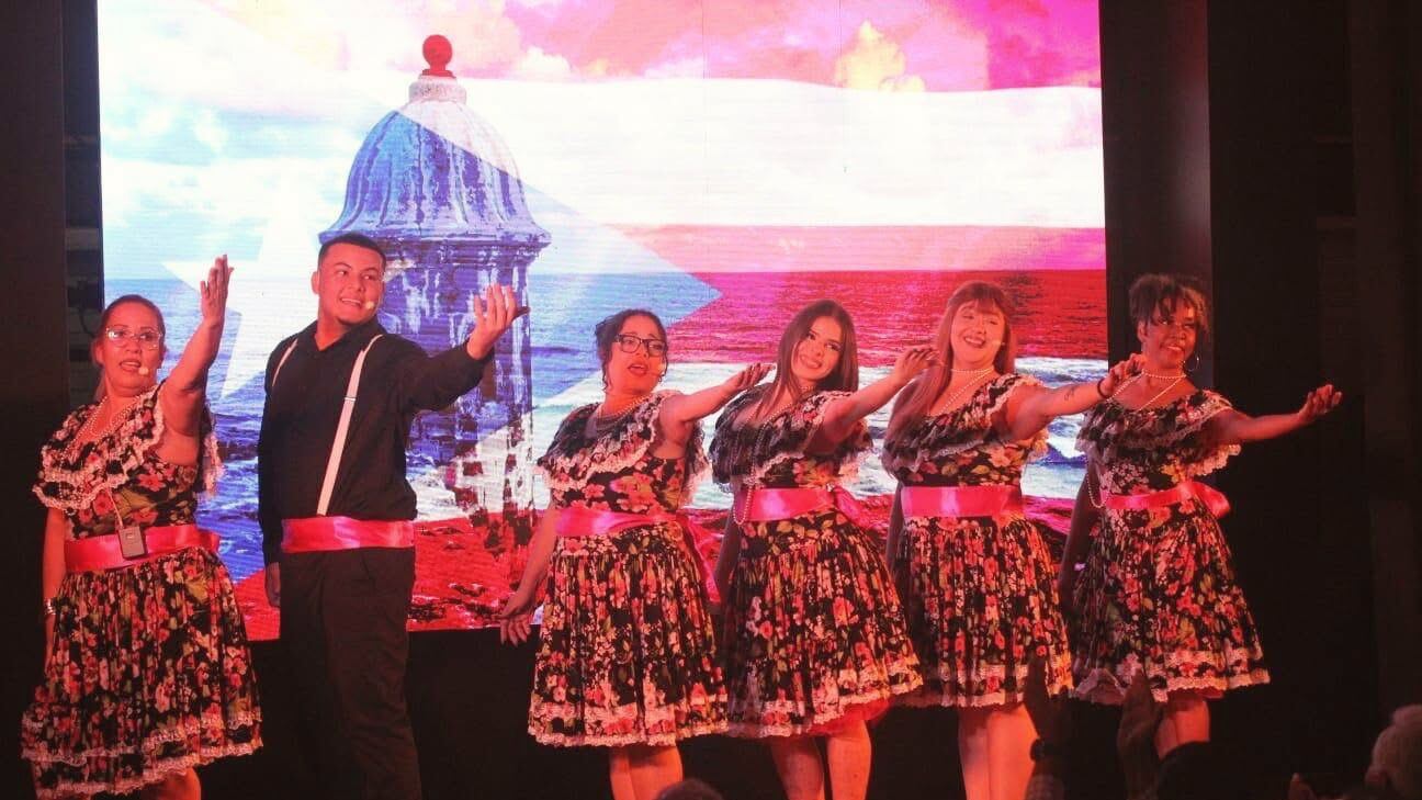 Parte del elenco de la comedia musical.