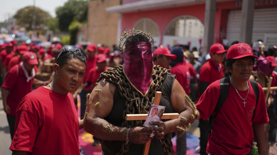 Penitente enmascarado en tradición de Viernes Santo en México.