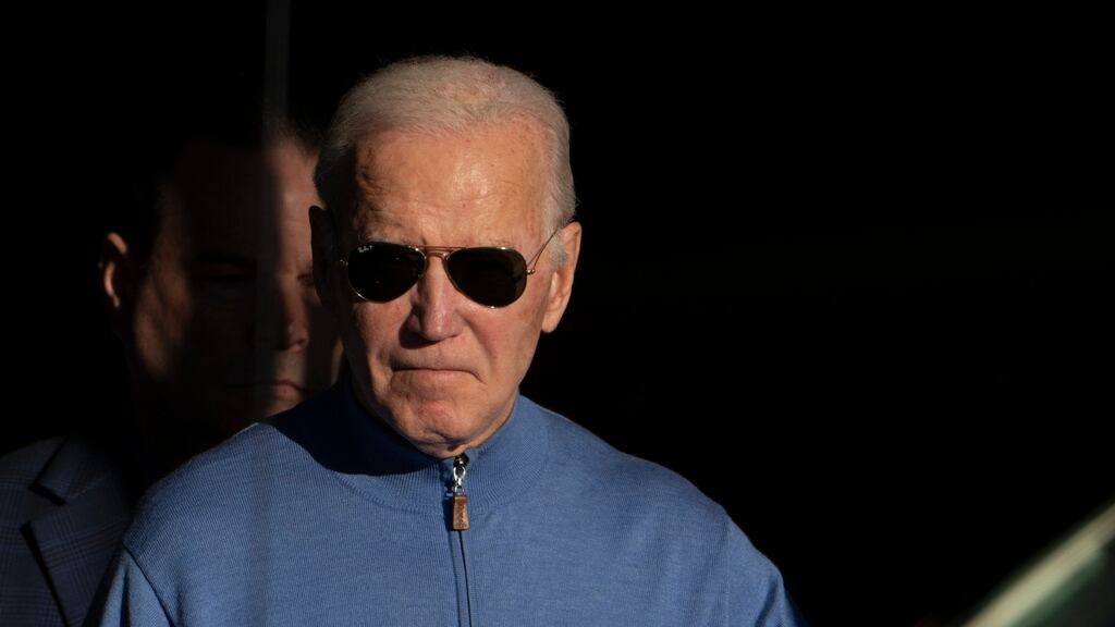 El presidente Joe Biden sale de Jos A. Bank en Greenville, Delaware, el sábado 18 de noviembre de 2023. (AP Foto/Manuel Balce Ceneta)