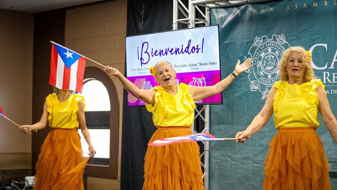Decenas de adultos mayores en el Oeste bailan, cantan y modelan en nuevo ‘Talent Show’