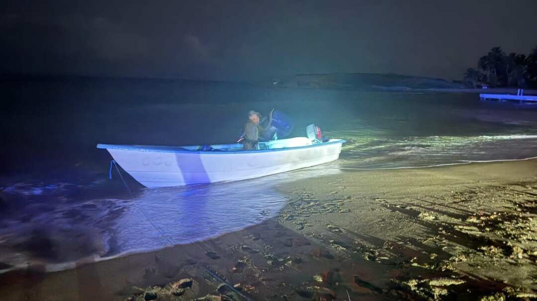 Encuentran embarcación con drogas y armas en Camuy.