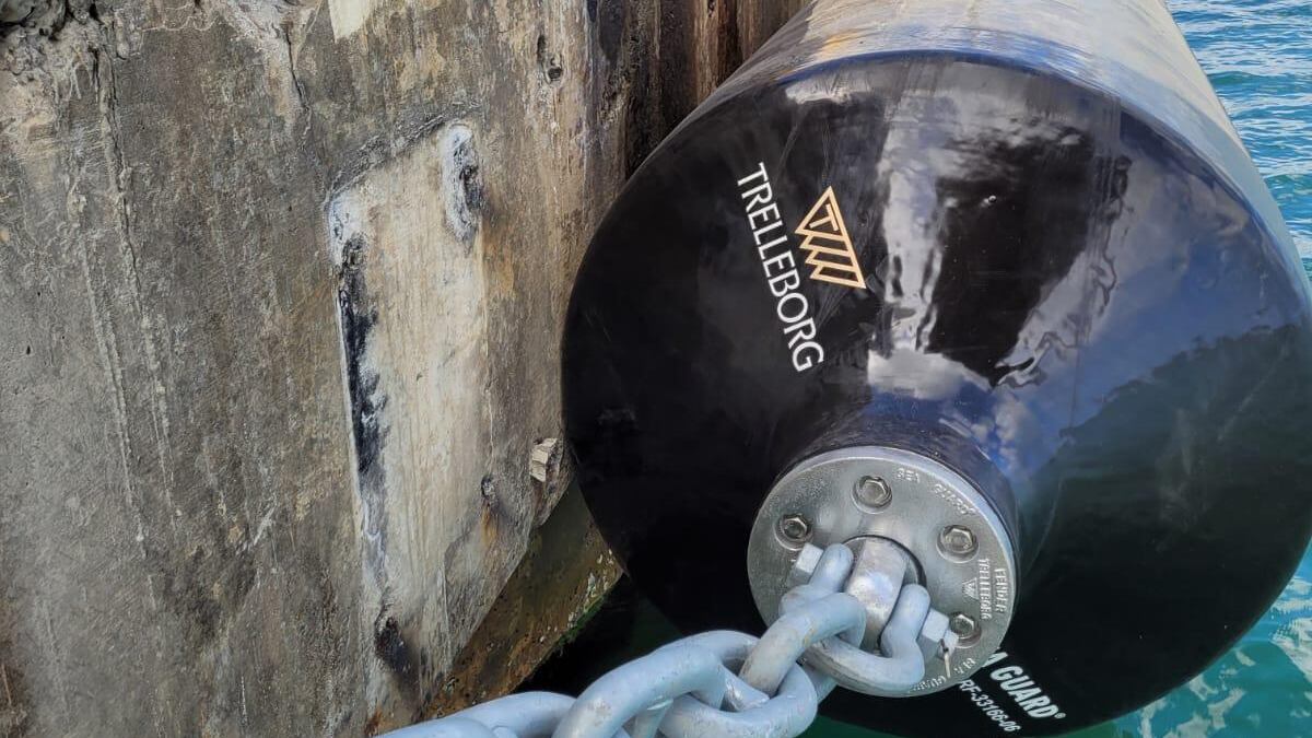 Instalan nuevos sistemas de atraque en muelles de Puerto Nuevo