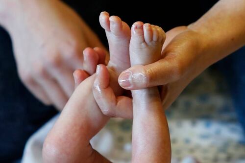 Recién nacida murió en hospital en Colombia: madre denuncia que la ahogaron con un vaso de leche