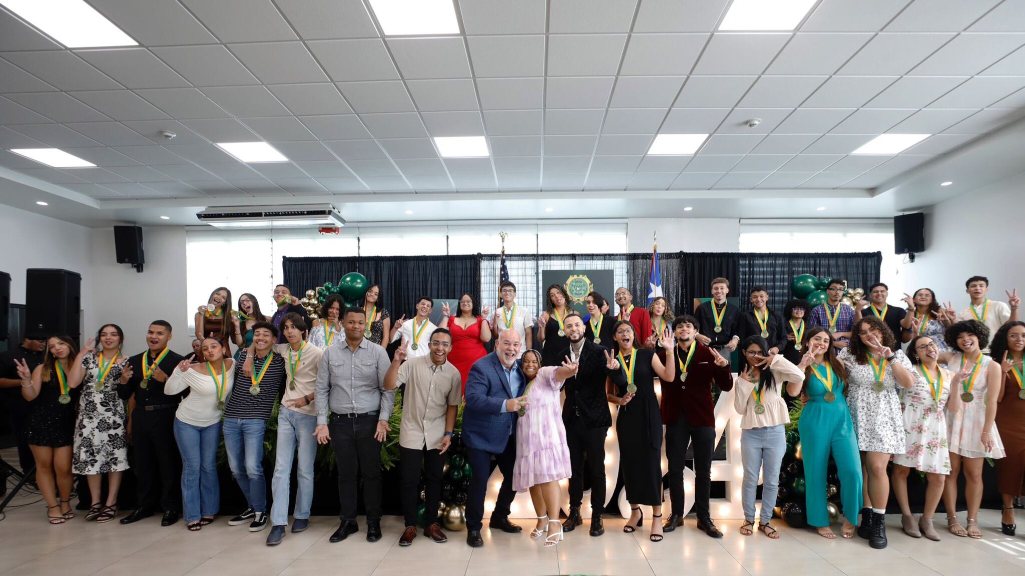 Estudiantes de escuelas públicas y privadas reciben certificado de $100 por su excelencia académica.