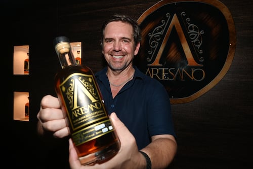 Casa de Ron Artesano, la experiencia “perfectamente imperfecta” frente a El Morro