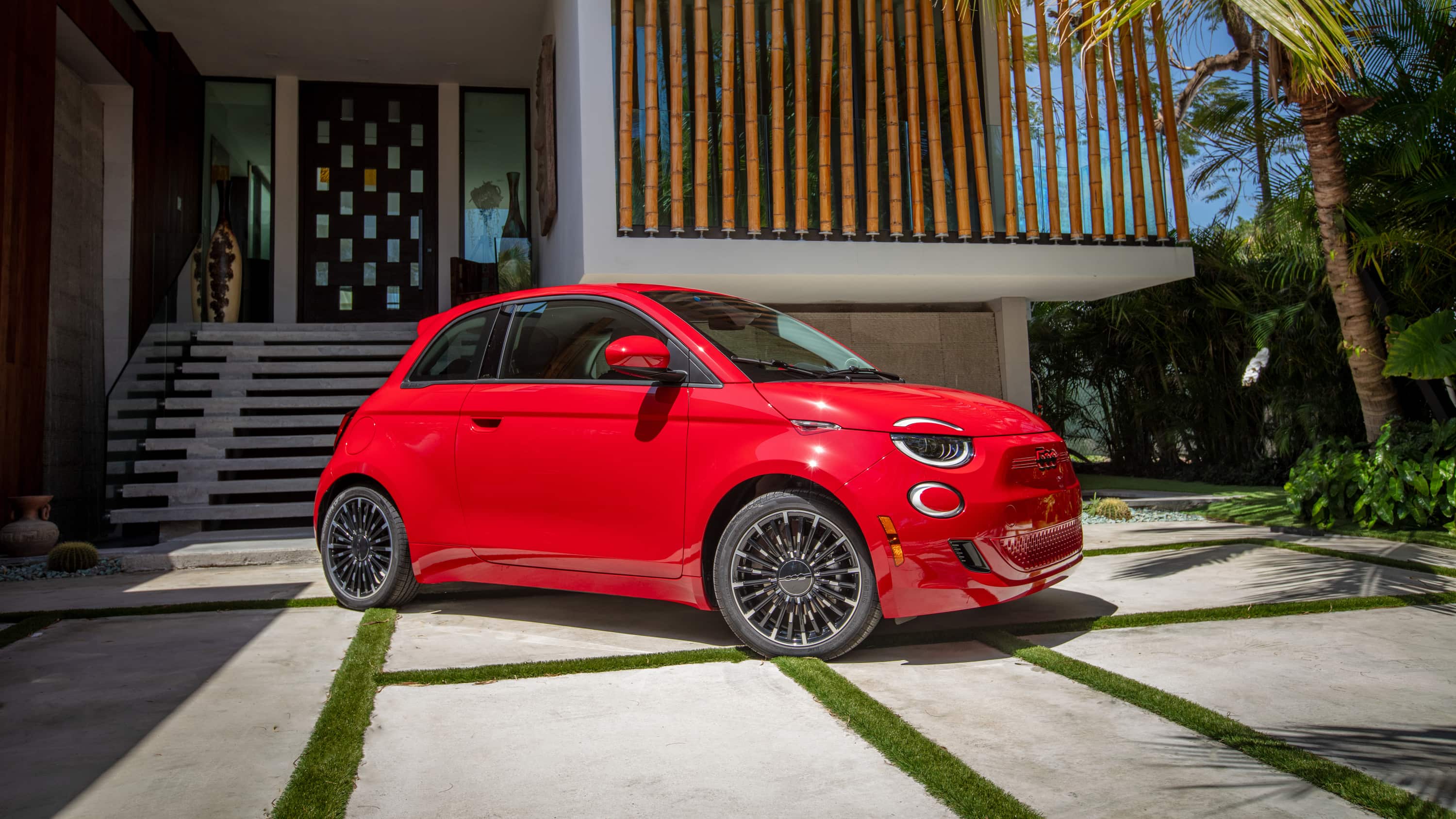 El Fiat 500e es la versión moderna y eléctrica del clásico e icónico Fiat 500,