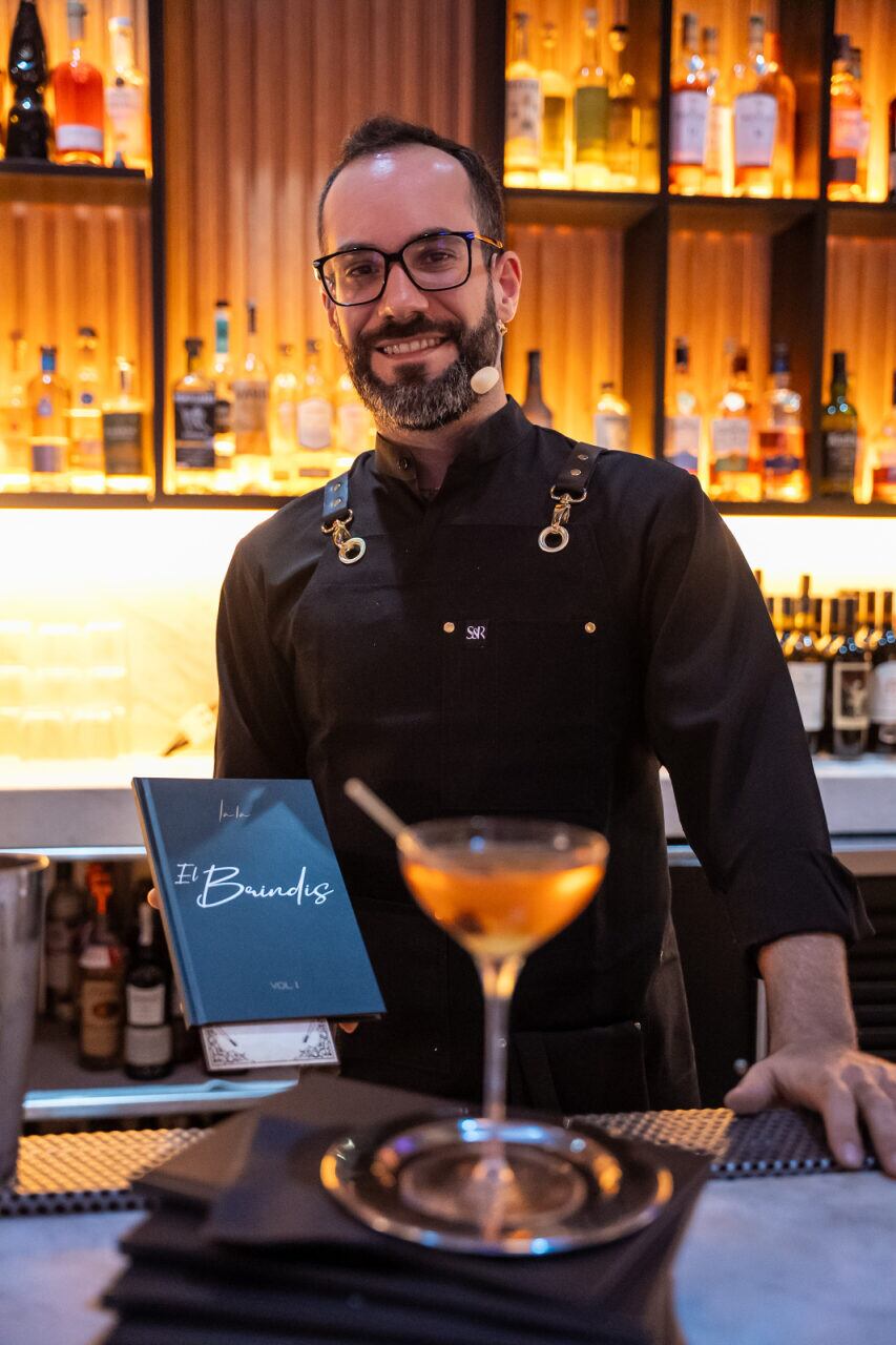 El Brindis es un libro de arte que sirve de lienzo para exponer el nuevo menú de cócteles con y sin alcohol, exclusivo del restaurante Lala Puerto Rico.