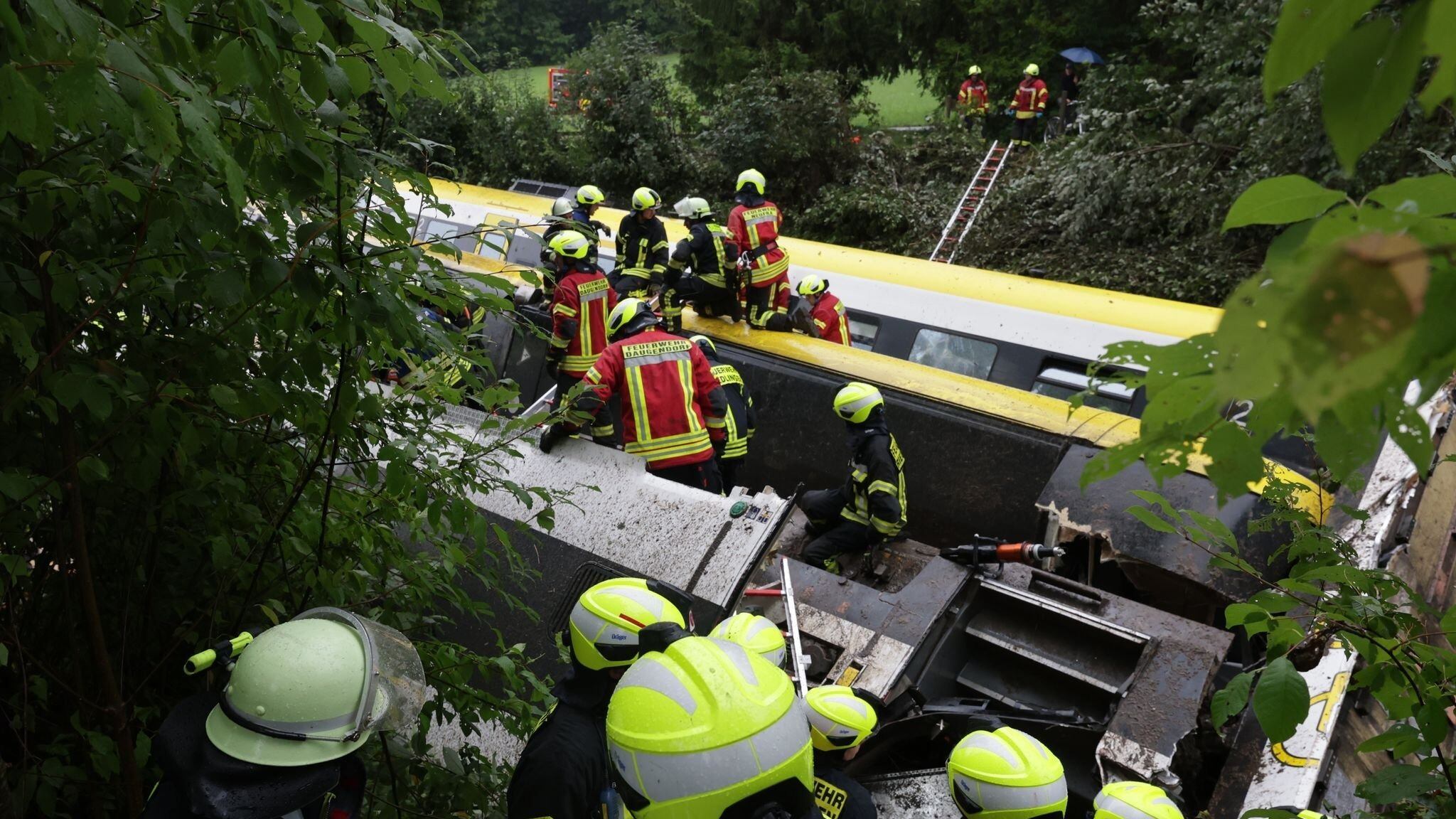 Tragedia ferroviaria en Alemania: tren con 100 pasajeros se descarrila