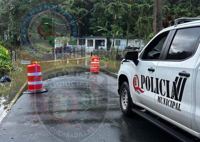 Cierran carretera debido a inundaciones en Quebradillas